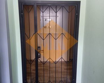 решетчатая дверь с одним замком