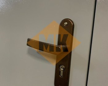 ручка на планке металлической двери