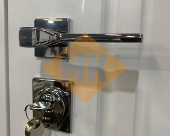 раздельная дверная ручка двустворчатой двери
