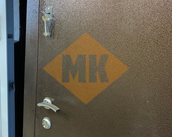 антивандальная металлическая дверь с глазком и раздельной ручкой