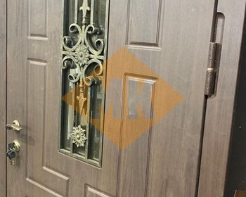 дверь в загородный дом с ковкой и стеклянной вставкой