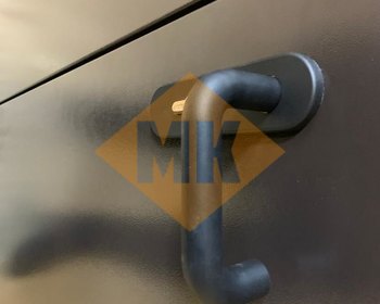 ручка на планке металлической двери